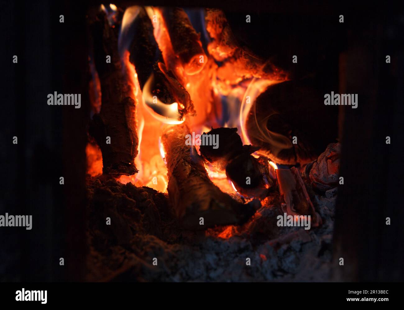 Brennholz brennt im Kamin zu Hause Stockfoto