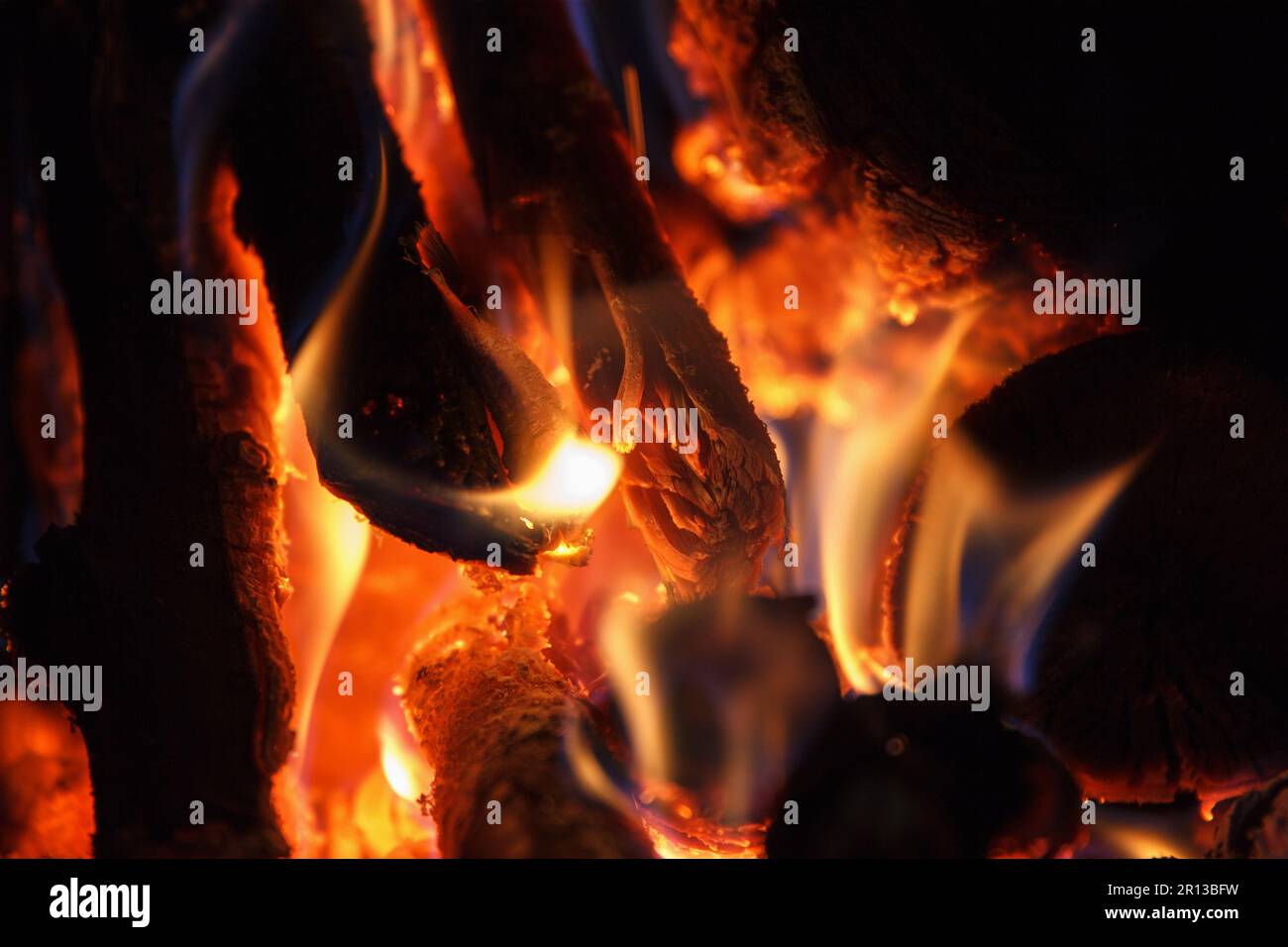 Helles Feuer mit hoher Temperatur von Feuerholz brennt im Kamin, Schönheitshintergrund Stockfoto