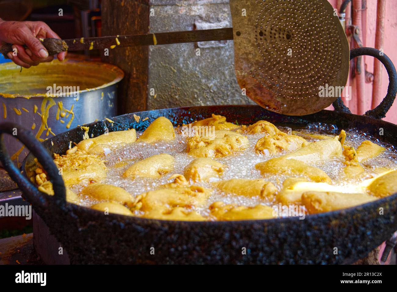 In der Nähe sehen Sie indische Produkte von Street Food für Fast Food Stockfoto