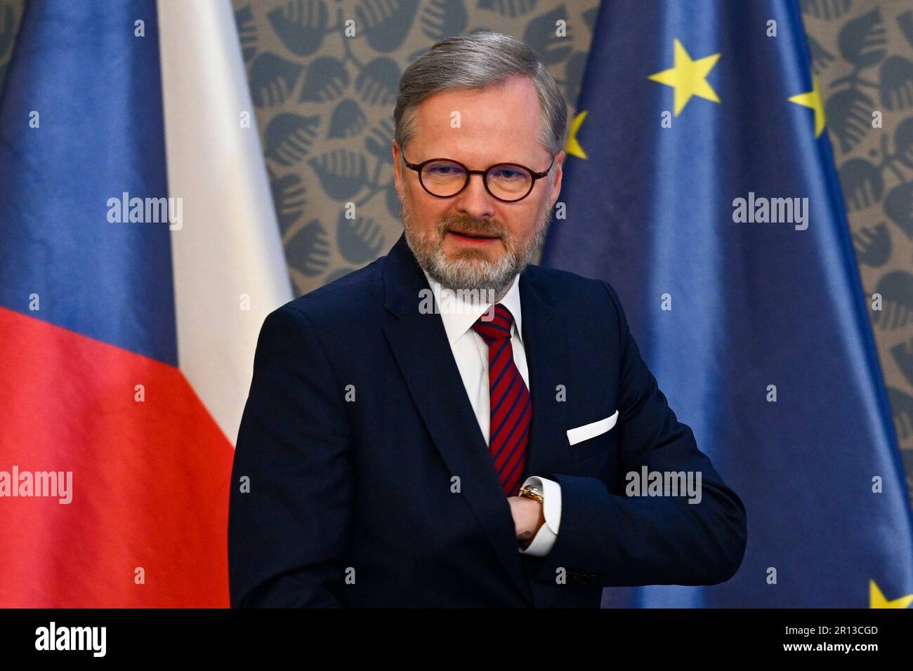 Prag, Tschechische Republik. 11. Mai 2023. Der tschechische Premierminister Petr Fiala (Bürgerdemokraten, ODS) erklärte im Allgemeinen, dass die Rentenreform auf der Änderung der Berechnung des Rentenalters beruhe. Und Änderungen der Rentenindexierung und der Regeln für die Vorruhestandsregelung auf einer Pressekonferenz der Regierung, auf der die Reformänderungen eingeführt wurden, um die Verschuldung des Rentensystems abzufedern und seine Nachhaltigkeit zu gewährleisten, am 11. Mai 2023 in Prag, Tschechische Republik. Kredit: Ondrej Deml/CTK Photo/Alamy Live News Stockfoto