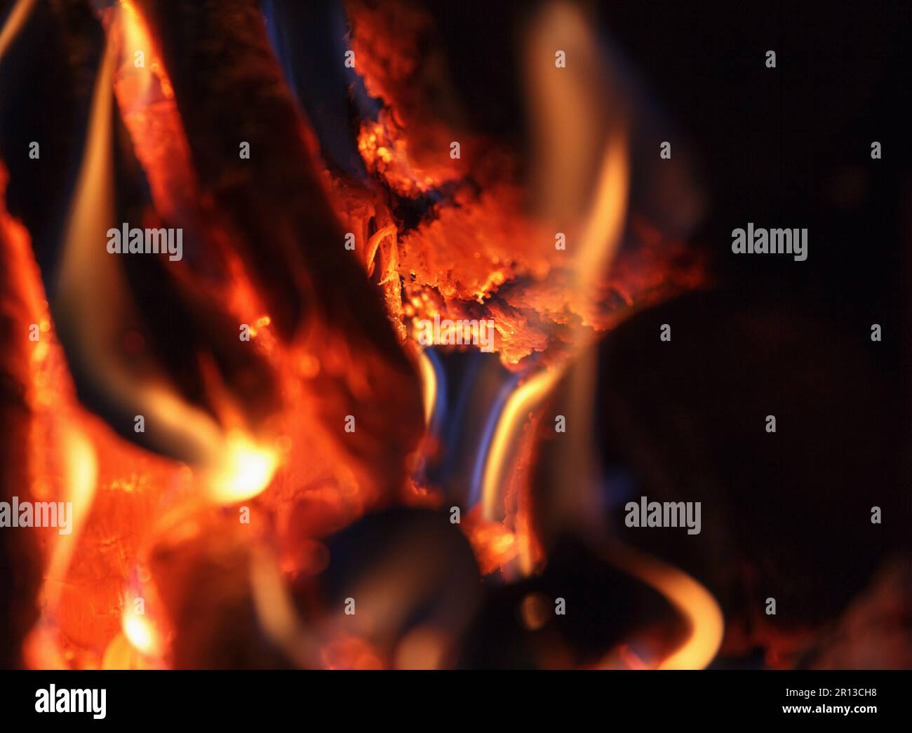 Helles Feuer mit hoher Temperatur aus natürlichem Brennholz brennt im Kamin und heizt das Haus in der kalten Jahreszeit, Beauty Hintergrund Stockfoto