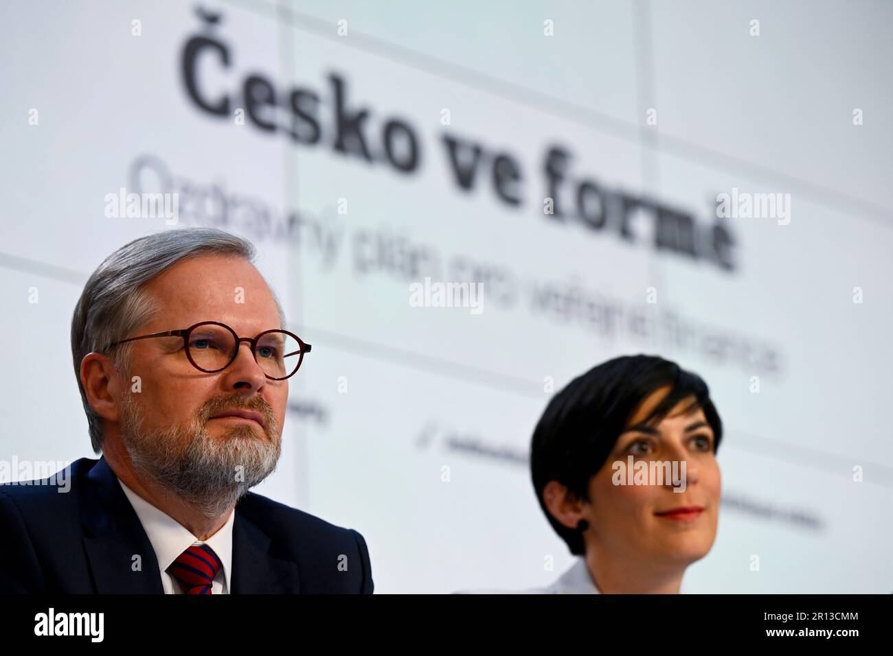 Prag, Tschechische Republik. 11. Mai 2023. Der tschechische Premierminister Petr Fiala (Bürgerdemokraten, ODS) erklärte im Allgemeinen, dass die Rentenreform auf der Änderung der Berechnung des Rentenalters beruhe. Und Änderungen der Rentenindexierung und der Regeln für die Vorruhestandsregelung auf einer Pressekonferenz der Regierung, auf der die Reformänderungen eingeführt wurden, um die Verschuldung des Rentensystems abzufedern und seine Nachhaltigkeit zu gewährleisten, am 11. Mai 2023 in Prag, Tschechische Republik. Rechts ist Marketa Adamova Pekarova. Kredit: Ondrej Deml/CTK Photo/Alamy Live News Stockfoto