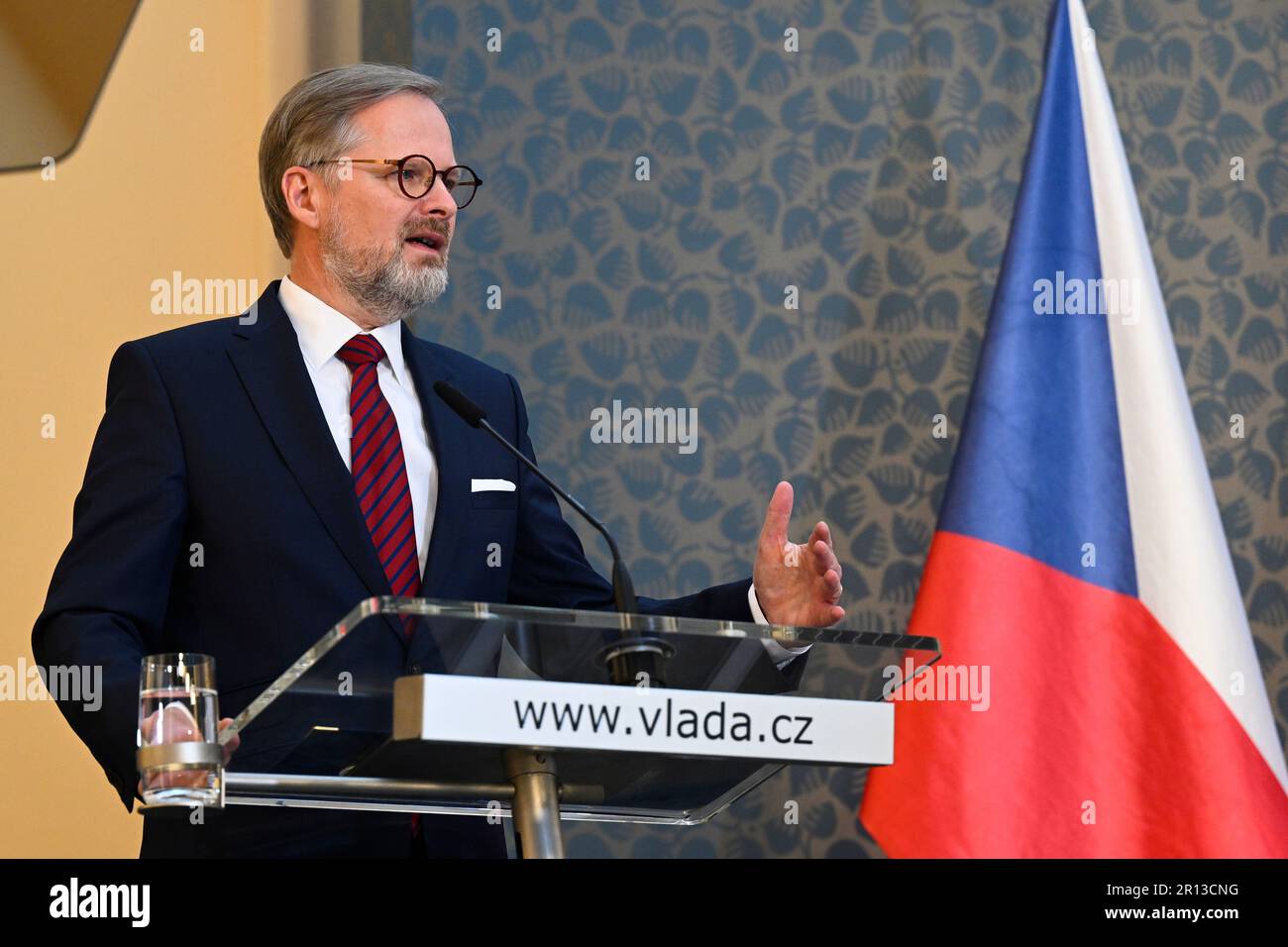 Prag, Tschechische Republik. 11. Mai 2023. Der tschechische Premierminister Petr Fiala (Bürgerdemokraten, ODS) erklärte im Allgemeinen, dass die Rentenreform auf der Änderung der Berechnung des Rentenalters beruhe. Und Änderungen der Rentenindexierung und der Regeln für die Vorruhestandsregelung auf einer Pressekonferenz der Regierung, auf der die Reformänderungen eingeführt wurden, um die Verschuldung des Rentensystems abzufedern und seine Nachhaltigkeit zu gewährleisten, am 11. Mai 2023 in Prag, Tschechische Republik. Kredit: Ondrej Deml/CTK Photo/Alamy Live News Stockfoto
