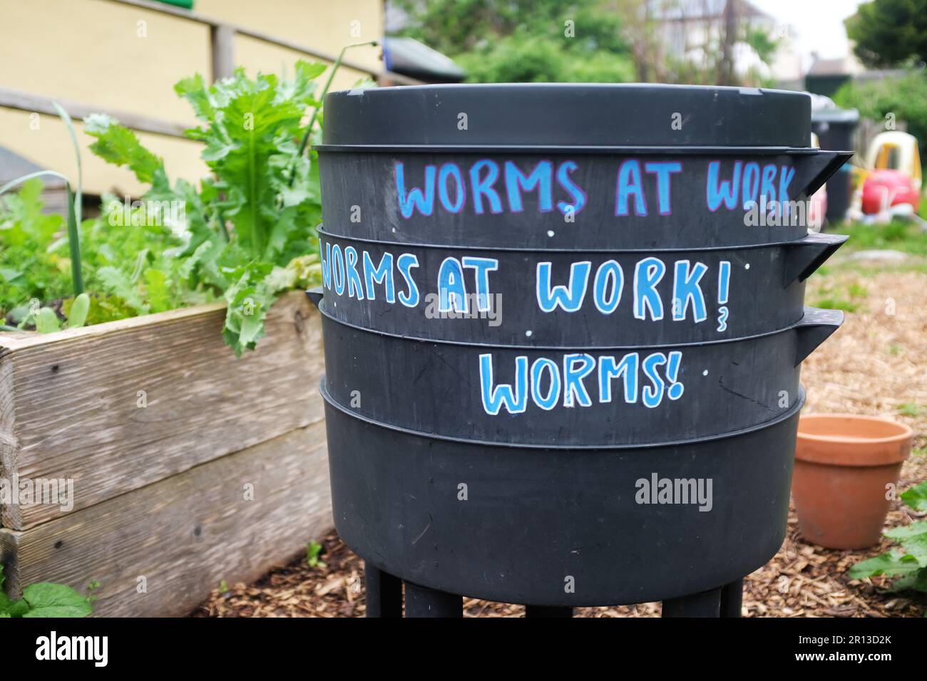 Wurm-Kompostierbehälter auf einer Zuteilung. Stockfoto