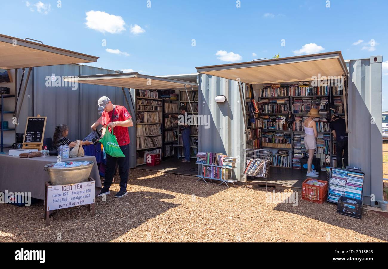 Pretoria, Südafrika - März 12. 2023:Versandcontainer in gebrauchte Buchhandlung umgewandelt. Stockfoto