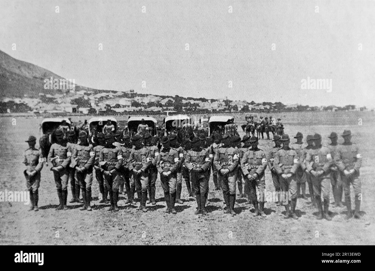 Der Burenkrieg, auch bekannt als der zweite Burenkrieg, der südafrikanische Krieg und der Anglo-Boer-Krieg. Dieses Bild zeigt die Sektion des Royal Army Medical Corps vor dem Abflug zur Front. Originalfoto von „Underwood and Underwood“, c1899. Stockfoto