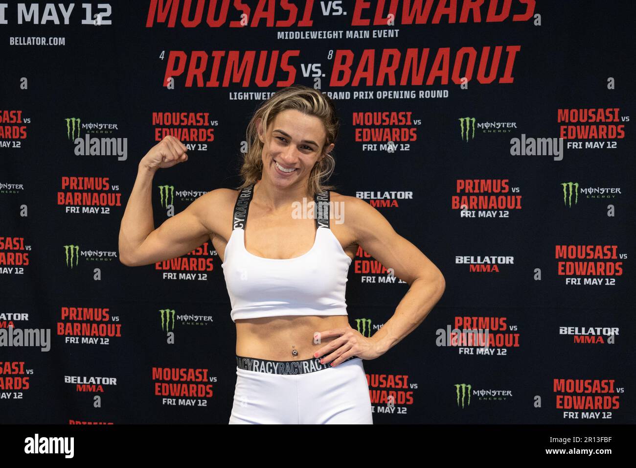 11. Mai 2023, Paris, Paris/Frankreich, Frankreich: PARIS, FRANKREICH – 11. MAI: Paula Cristina tritt am 11. Mai 2023 in Paris auf die Waage für die offiziellen Wiegeversuche des Bellator 296 in der Accor Arena Lounge. (Kreditbild: © Jose Prestes/PX Imagens via ZUMA Press Wire) NUR REDAKTIONELLE VERWENDUNG! Nicht für den kommerziellen GEBRAUCH! Stockfoto