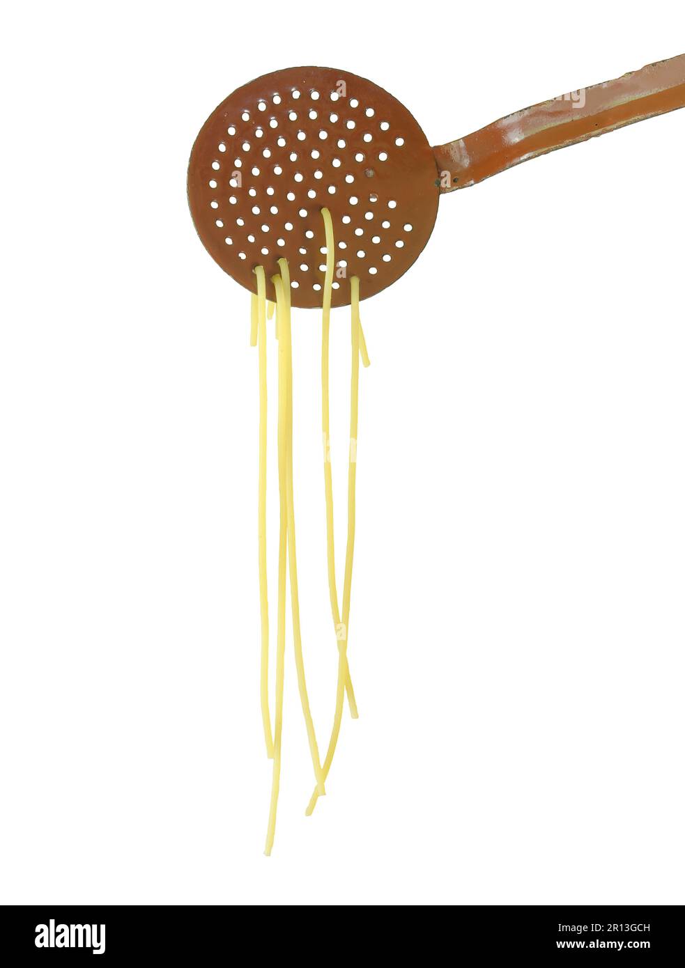 Spaghetti hängen aus einer alten emaillierten Küche, untensil, italienisches Essen, italienische Küche, isoliert auf transparentem Hintergrund Stockfoto