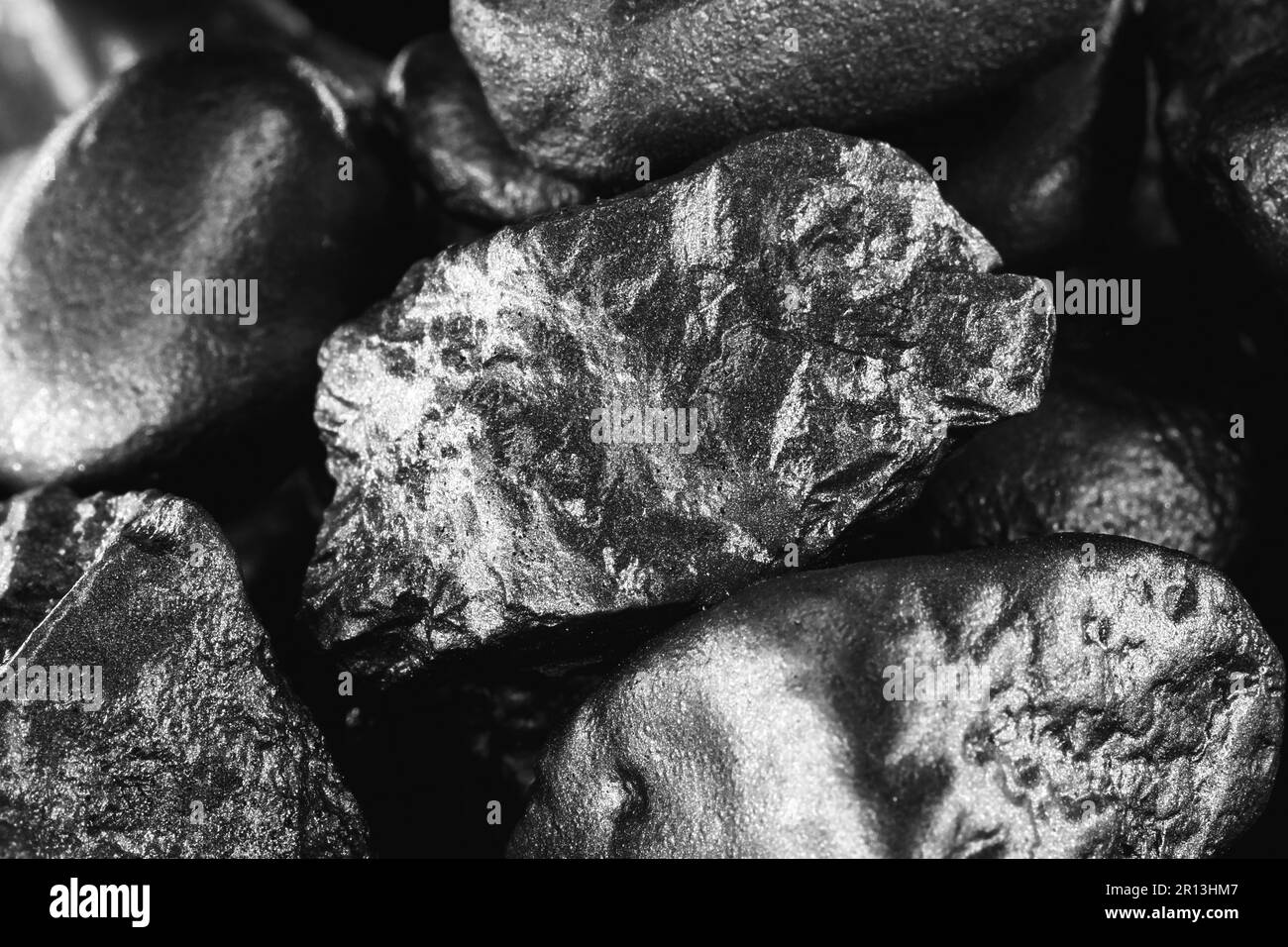 Gold-Textur, viele Goldnugget, Stein von Wert. Rohes Gold auf schwarzem Hintergrund gezeichnet. Konzept von Reichtum oder Luxus. Stockfoto