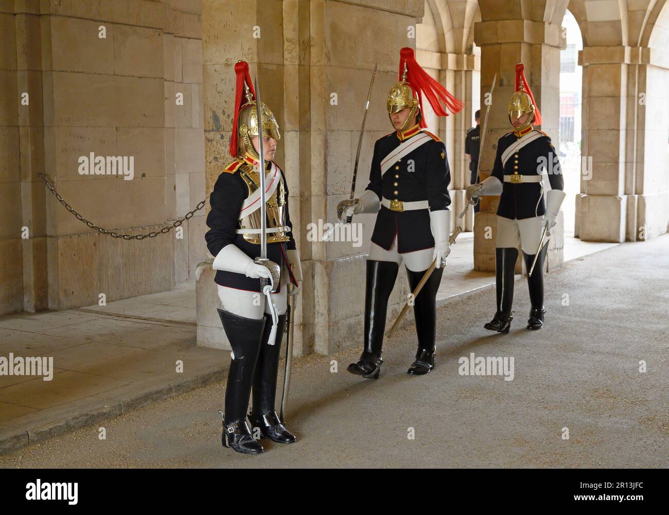 London, England, Großbritannien. Wachablösung bei Horse Guards. Mitglieder der Blues und Royals wechseln ihre Plätze im Tunnel unter Horse Guards (Gebäude) Stockfoto