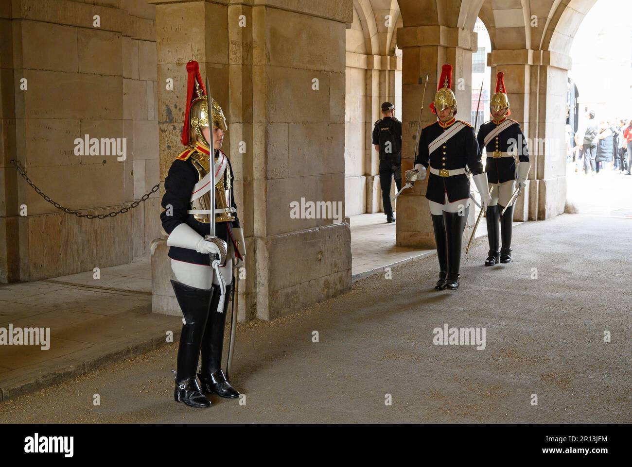 London, England, Großbritannien. Wachablösung bei Horse Guards. Mitglieder der Blues und Royals wechseln ihre Plätze im Tunnel unter Horse Guards (Gebäude) Stockfoto