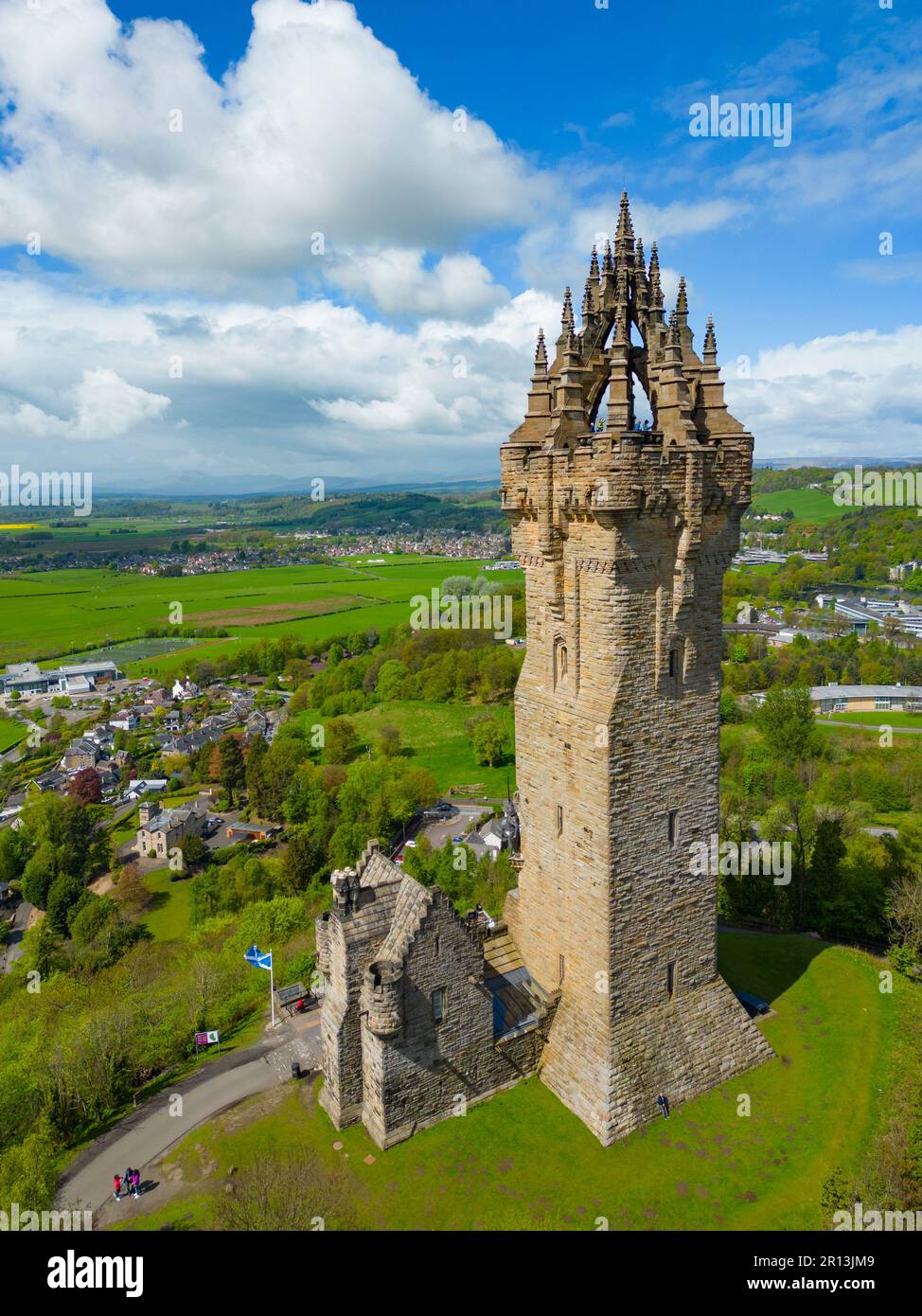 Das National Wallace Monument in Stirling, Schottland, Großbritannien, aus der Vogelperspektive Stockfoto