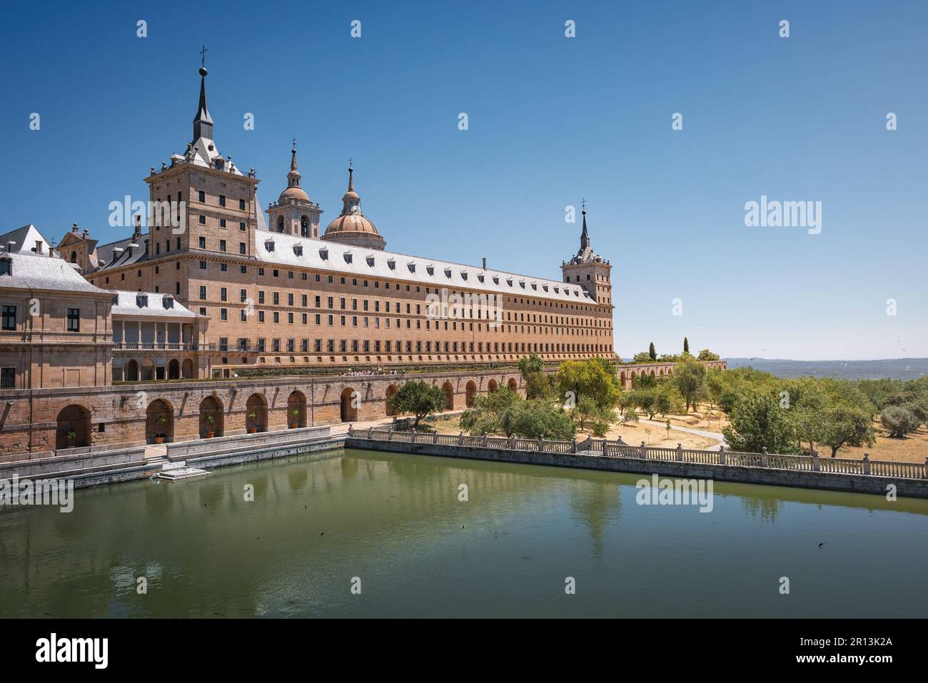 Pool und Kloster von El Escorial - San Lorenzo de El Escorial, Spanien Stockfoto