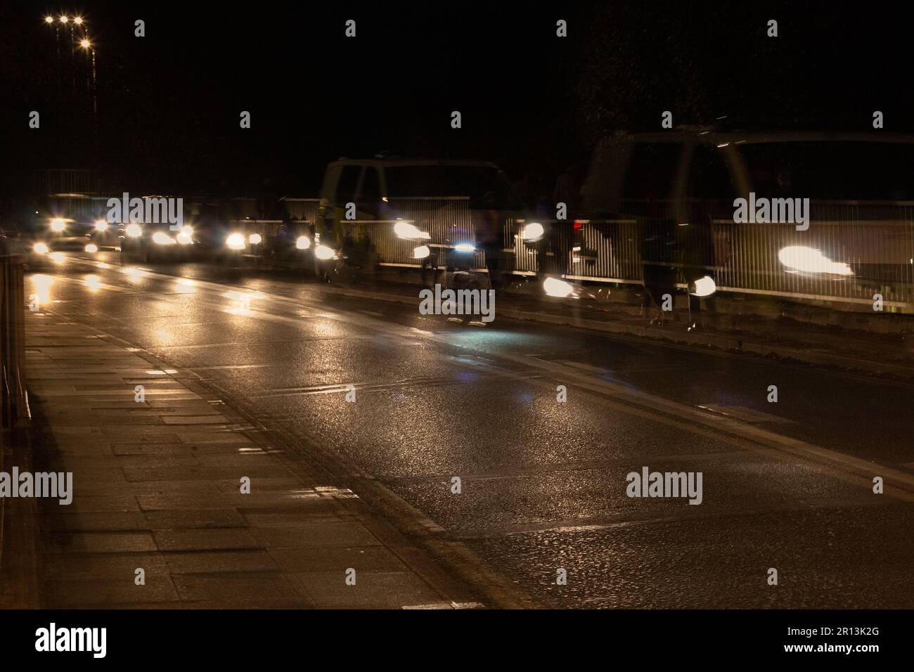 Mehrere Belichtungsfotos von Mill Road, geschäftig mit Verkehr bei Nacht, Cambridge, Großbritannien Stockfoto