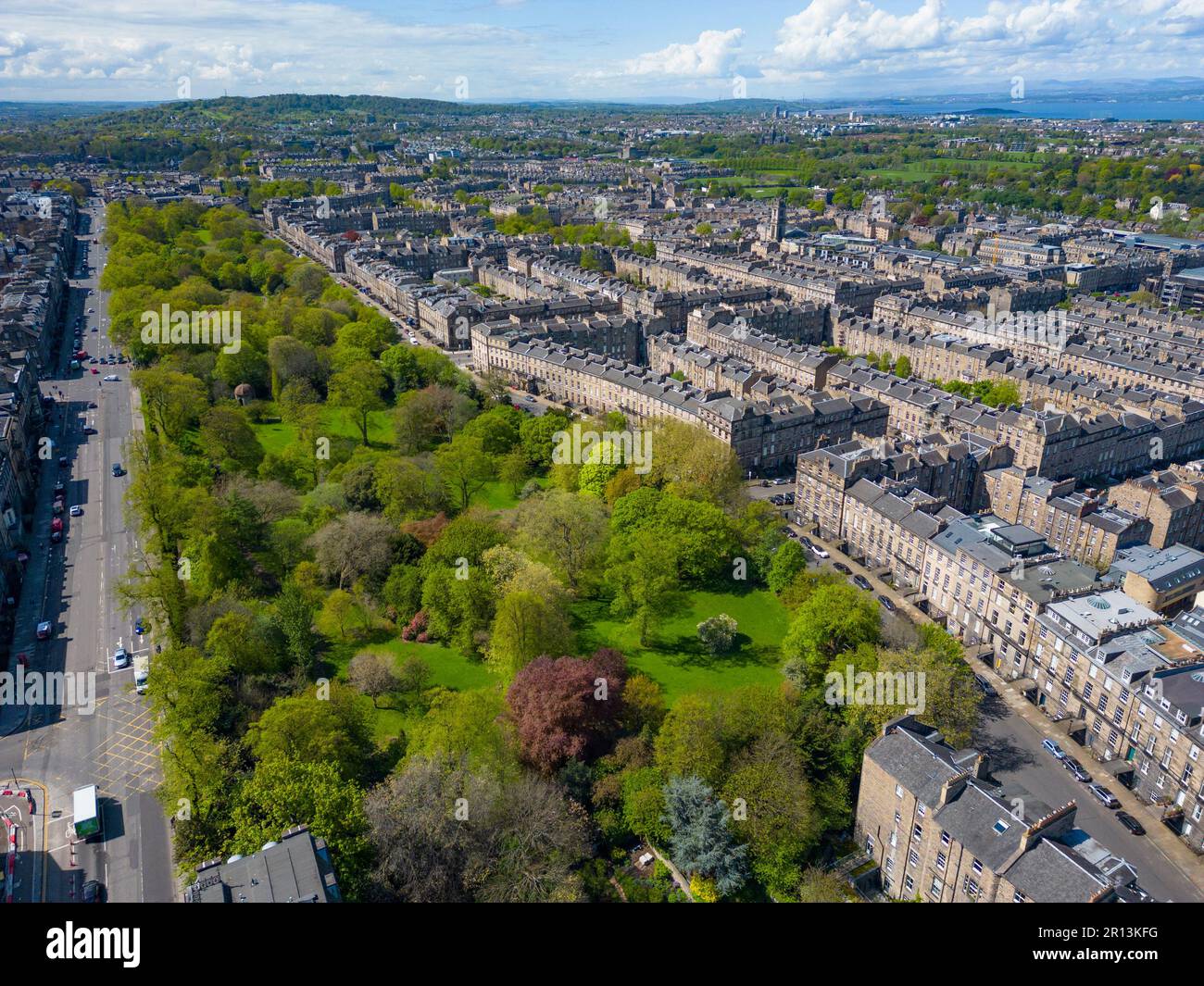 Blick aus der Vogelperspektive auf private Gärten entlang der Queen Street in Edinburgh New Town, Edinburgh, Schottland, Großbritannien Stockfoto