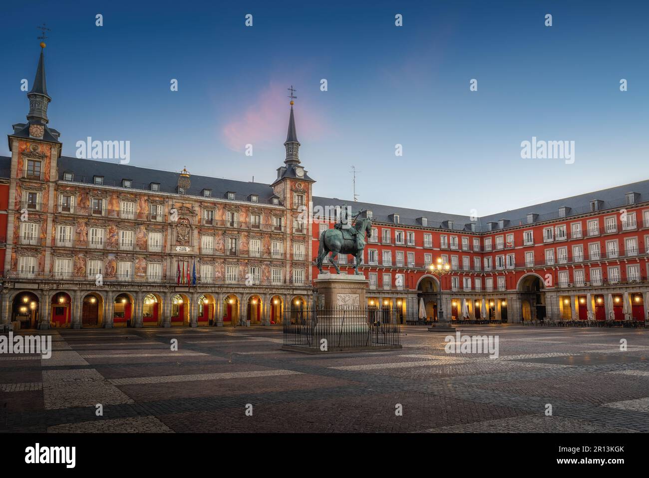 Plaza Mayor bei Sonnenaufgang mit König Philip III. (Felipe III) Statue - Madrid, Spanien Stockfoto