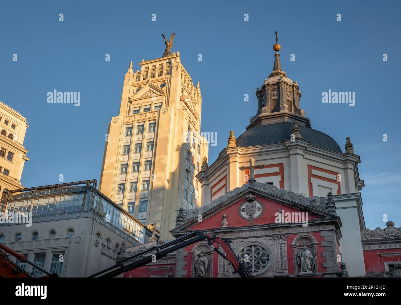 Kirche Las Calatravas und La Union y el Fenix Espanol-Gebäude - Madrid, Spanien Stockfoto