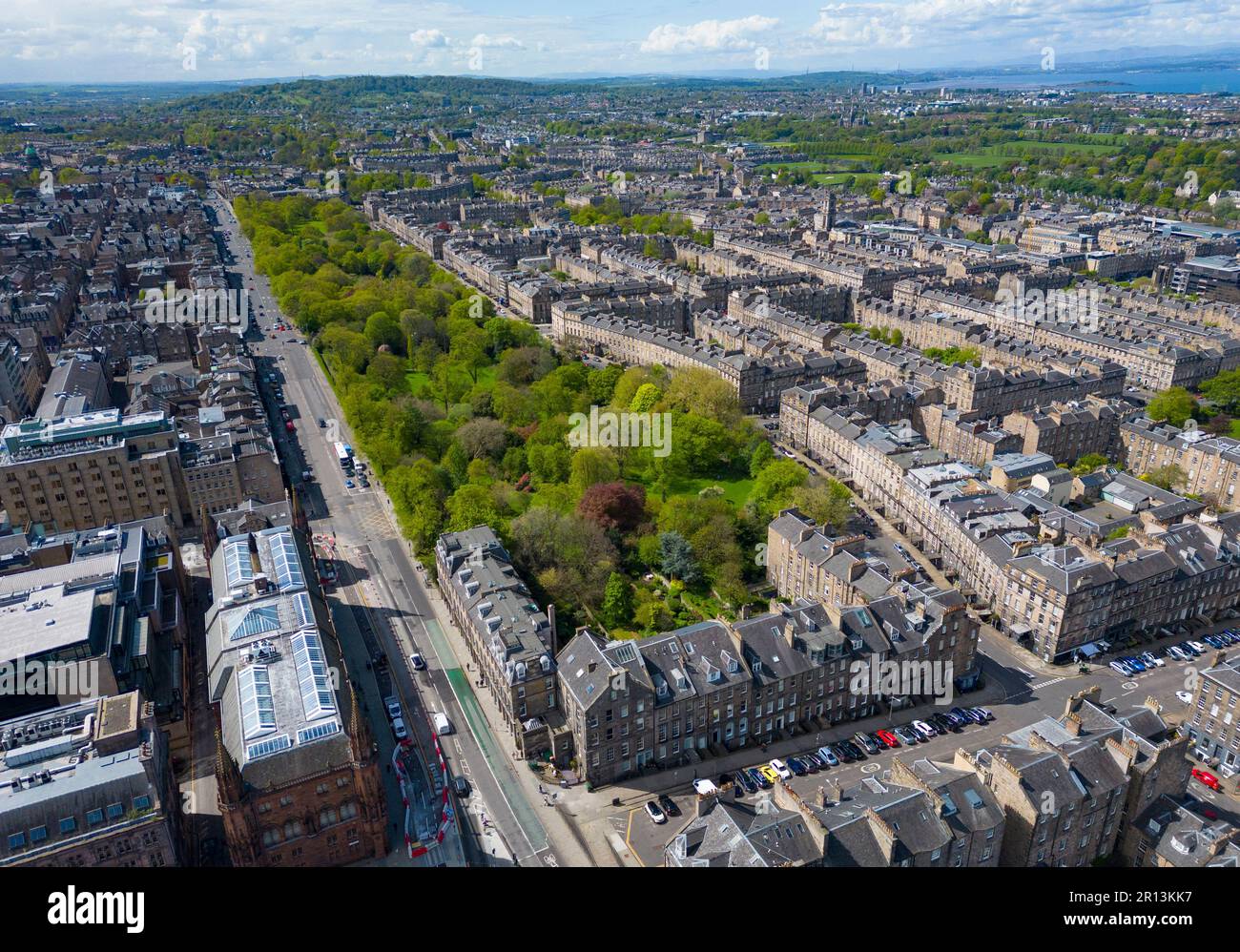 Blick aus der Vogelperspektive auf private Gärten entlang der Queen Street in Edinburgh New Town, Edinburgh, Schottland, Großbritannien Stockfoto