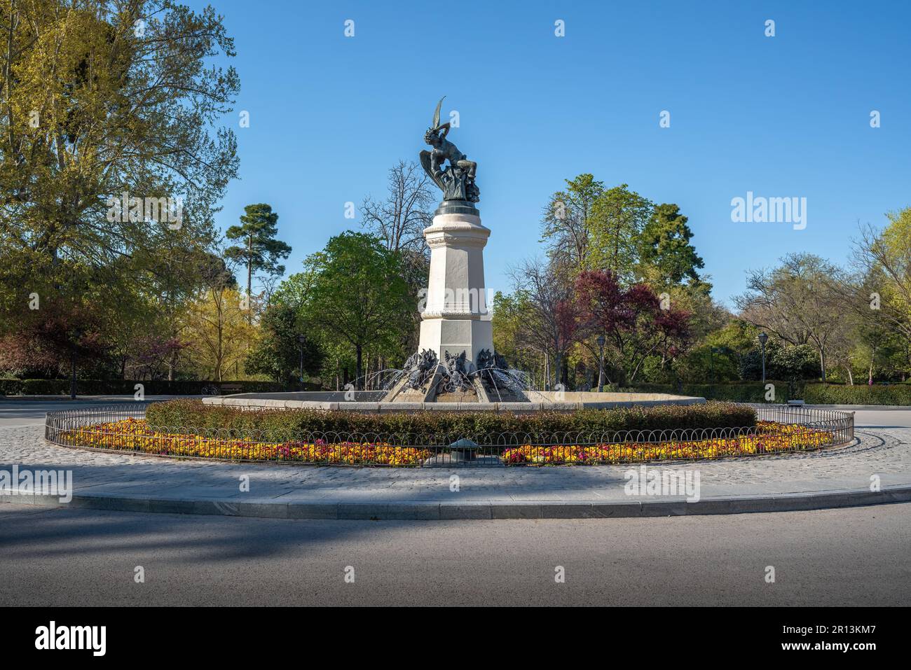 Brunnen des gefallenen Engels (Fuente del Angel Caido) im Retiro Park - Madrid, Spanien Stockfoto