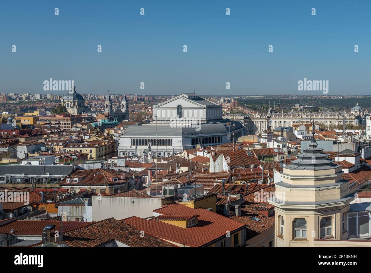 Luftaufnahme der Innenstadt von Madrid mit dem Königlichen Theater (Teatro Real) und der Almudena Kathedrale - Madrid, Spanien Stockfoto