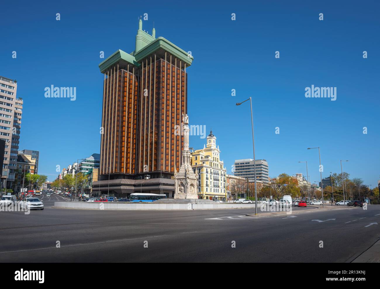 Plaza de Colon mit Denkmal für Christoph Columbus und Torres de Colon Towers - Madrid, Spanien Stockfoto