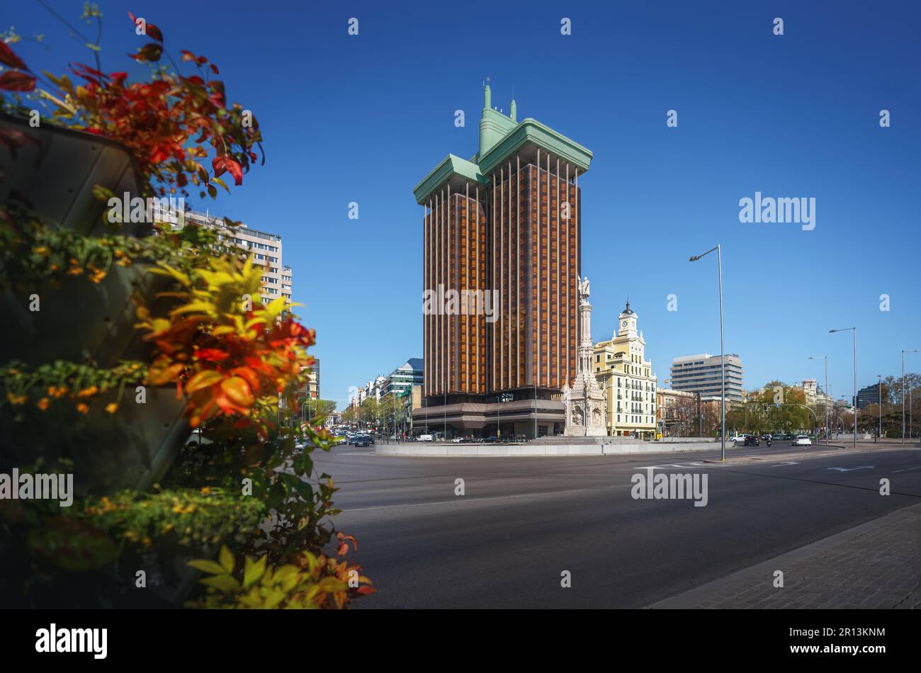 Plaza de Colon mit Denkmal für Christoph Columbus und Torres de Colon Towers - Madrid, Spanien Stockfoto