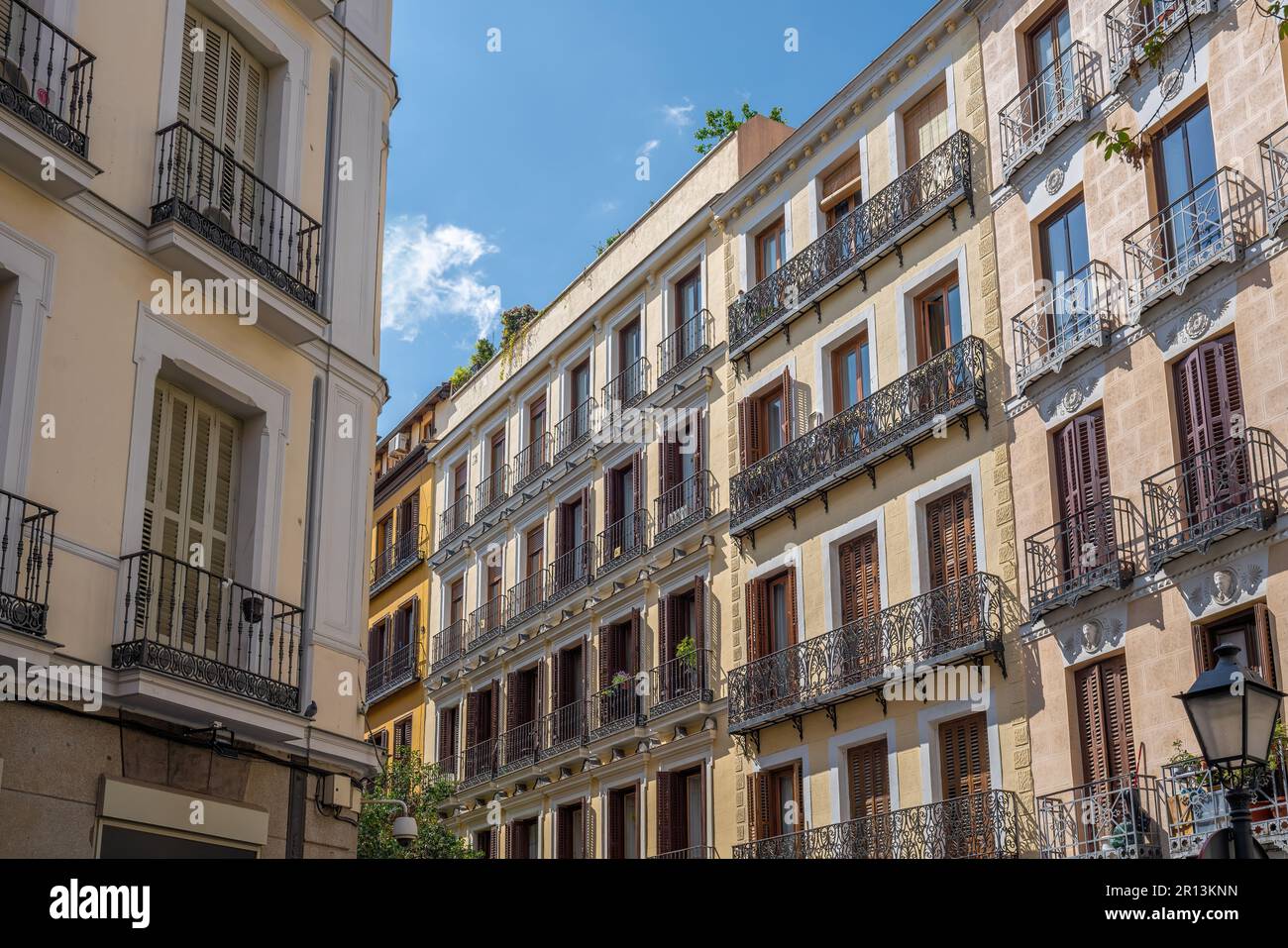 Traditionelle spanische Architektur - Gebäudefassaden mit Balkonen - Madrid, Spanien Stockfoto