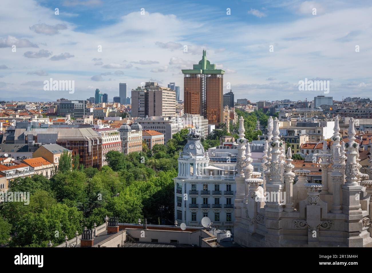 Luftaufnahme der Skyline von Madrid mit Paseo de Recoletos und Colon - Madrid, Spanien Stockfoto