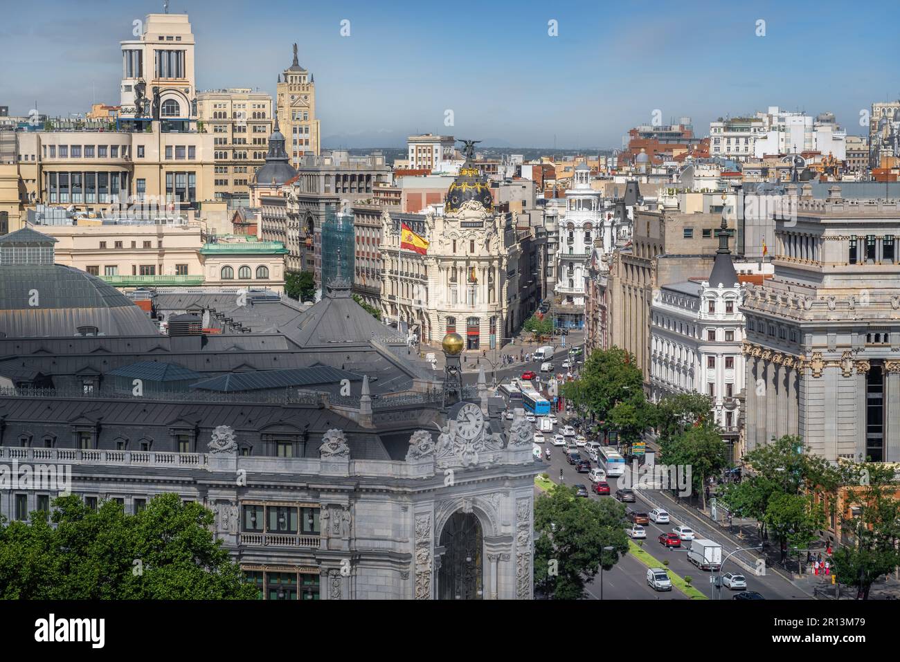 Luftaufnahme der Calle de Alcala mit Bank of Spain und Metropolis-Gebäude - Madrid, Spanien Stockfoto