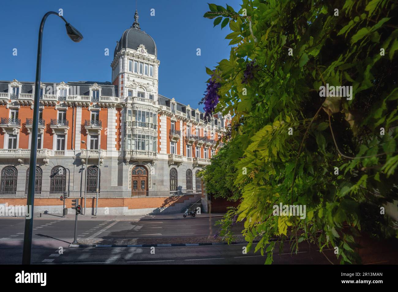 Ehemaliges Gebäude der Royal Asturian Mining Company (Real Compania Asturiana de Minas) in der Nähe der Plaza de Espana - Madrid, Spanien Stockfoto