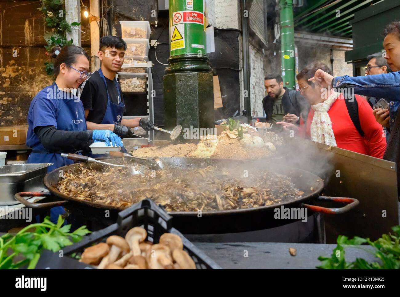 London, England, Großbritannien. Stadtmarkt, Southwark. Asiatischer Stall kocht und verkauft Pilze Stockfoto