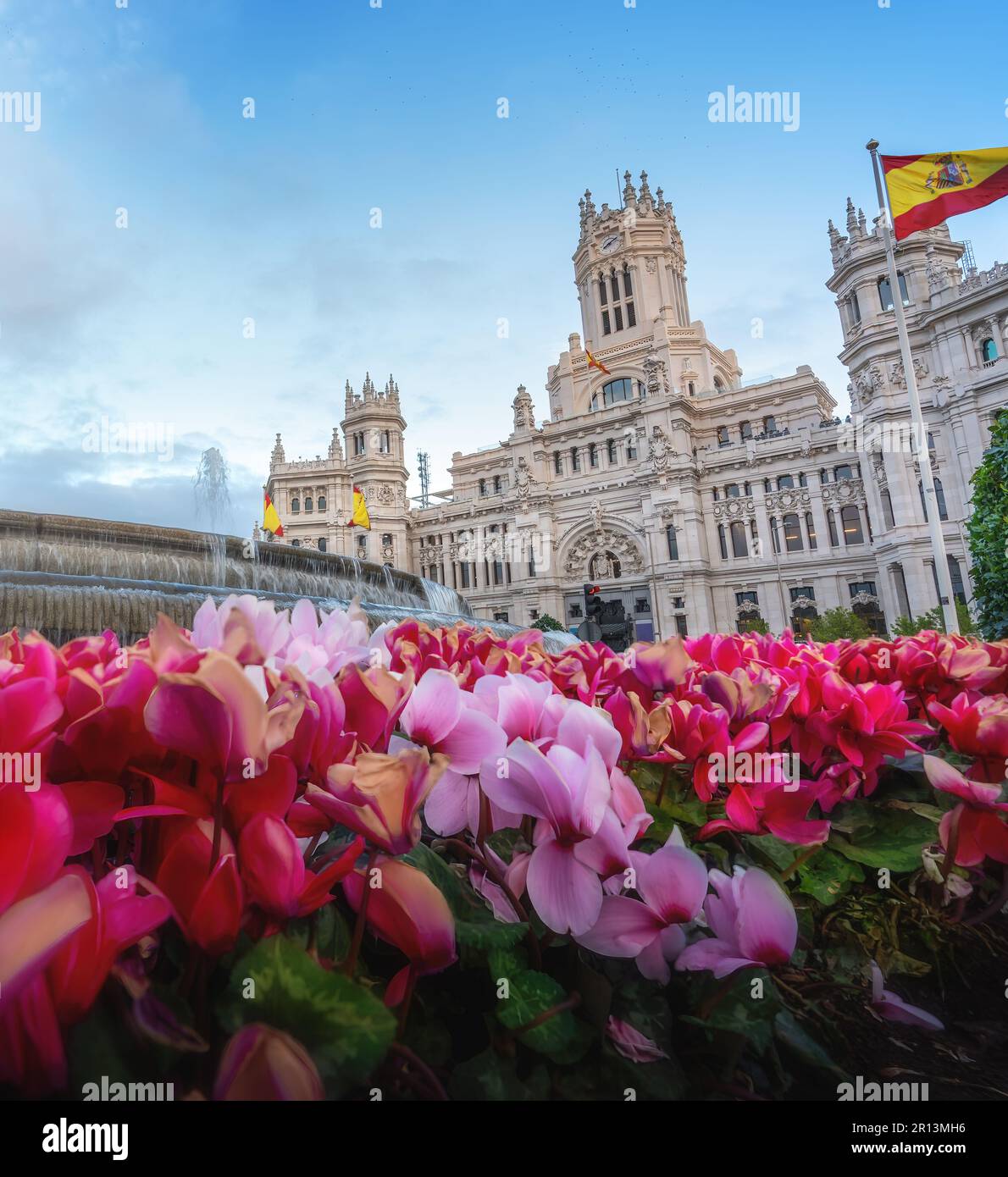 Cibeles Palast mit wunderschönen rosa Blumen an der Plaza de Cibeles - Madrid, Spanien Stockfoto
