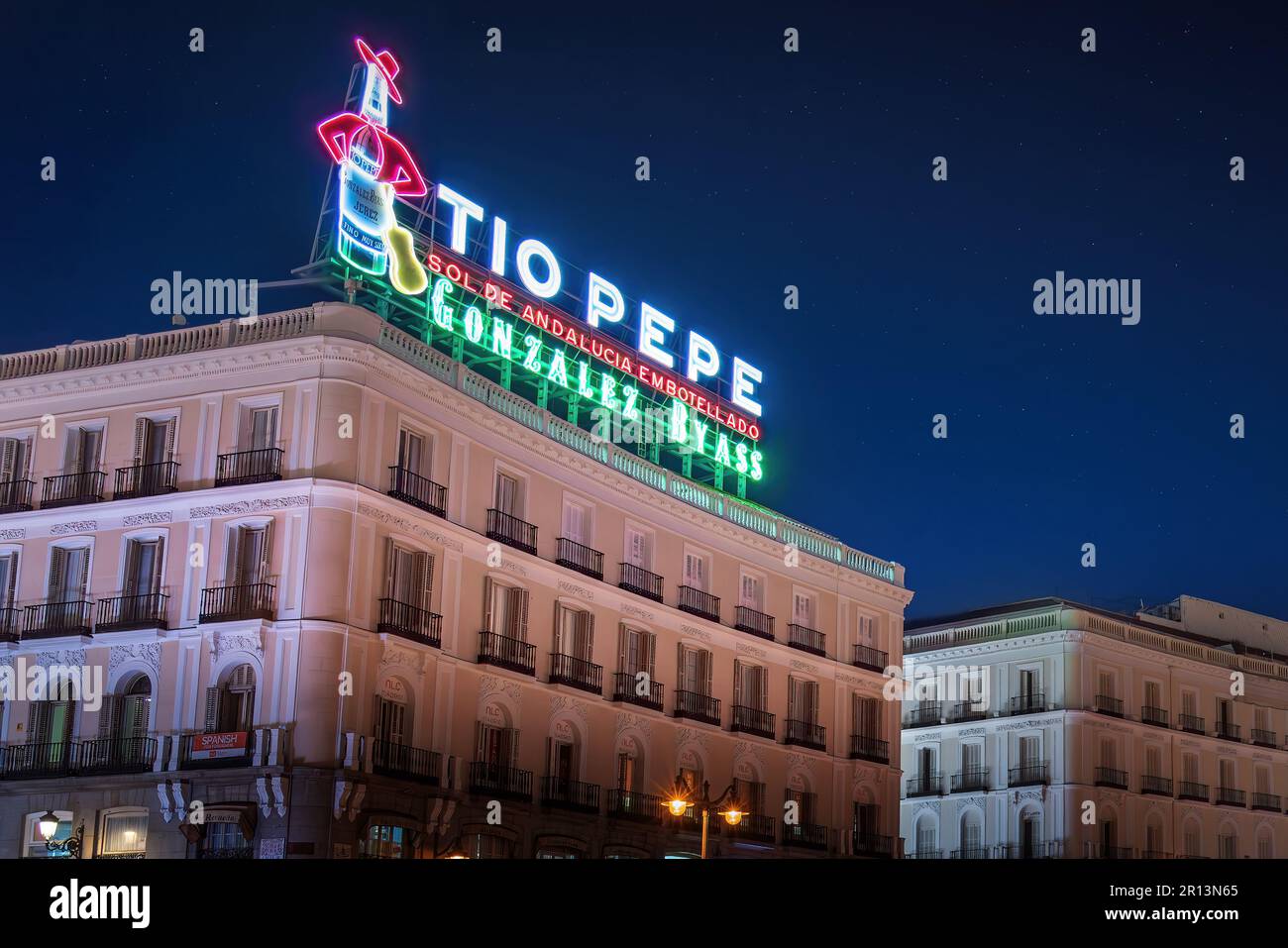 Tio Pepe Neon Werbeschild am Puerta del Sol Square - Madrid, Spanien Stockfoto