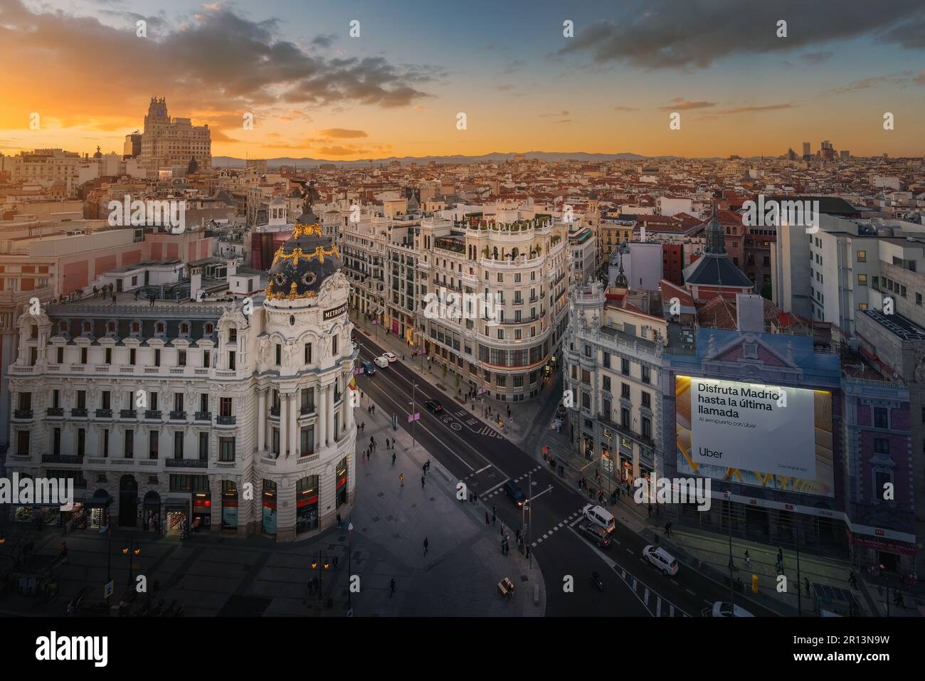 Blick auf die Gran Via und das Metropolis-Gebäude bei Sonnenuntergang - Madrid, Spanien Stockfoto