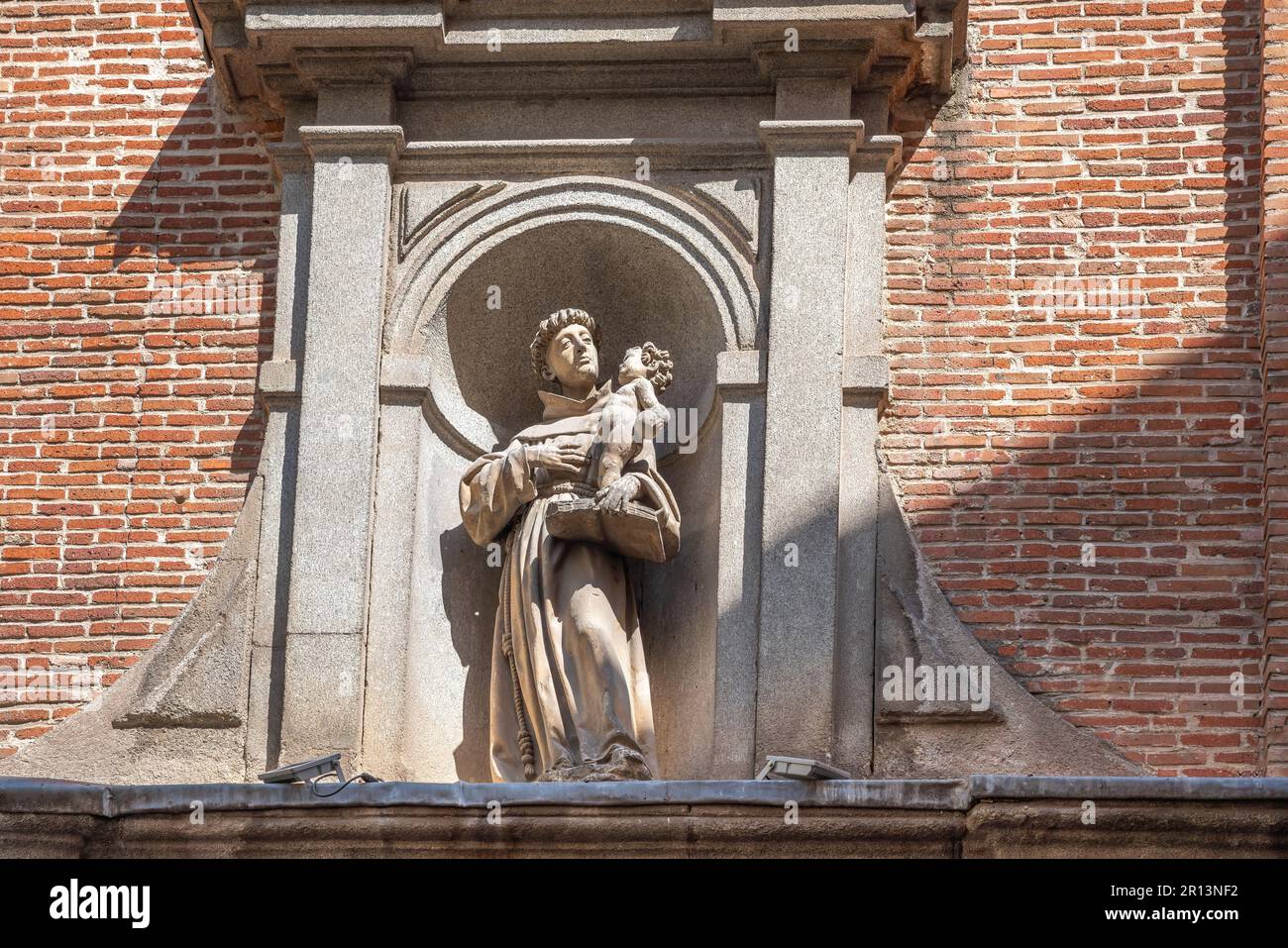 Statue des Heiligen Antonius in der Fassade der Kirche des Heiligen Antonius der Deutschen (San Antonio de los Alemanes) - Madrid, Spanien Stockfoto