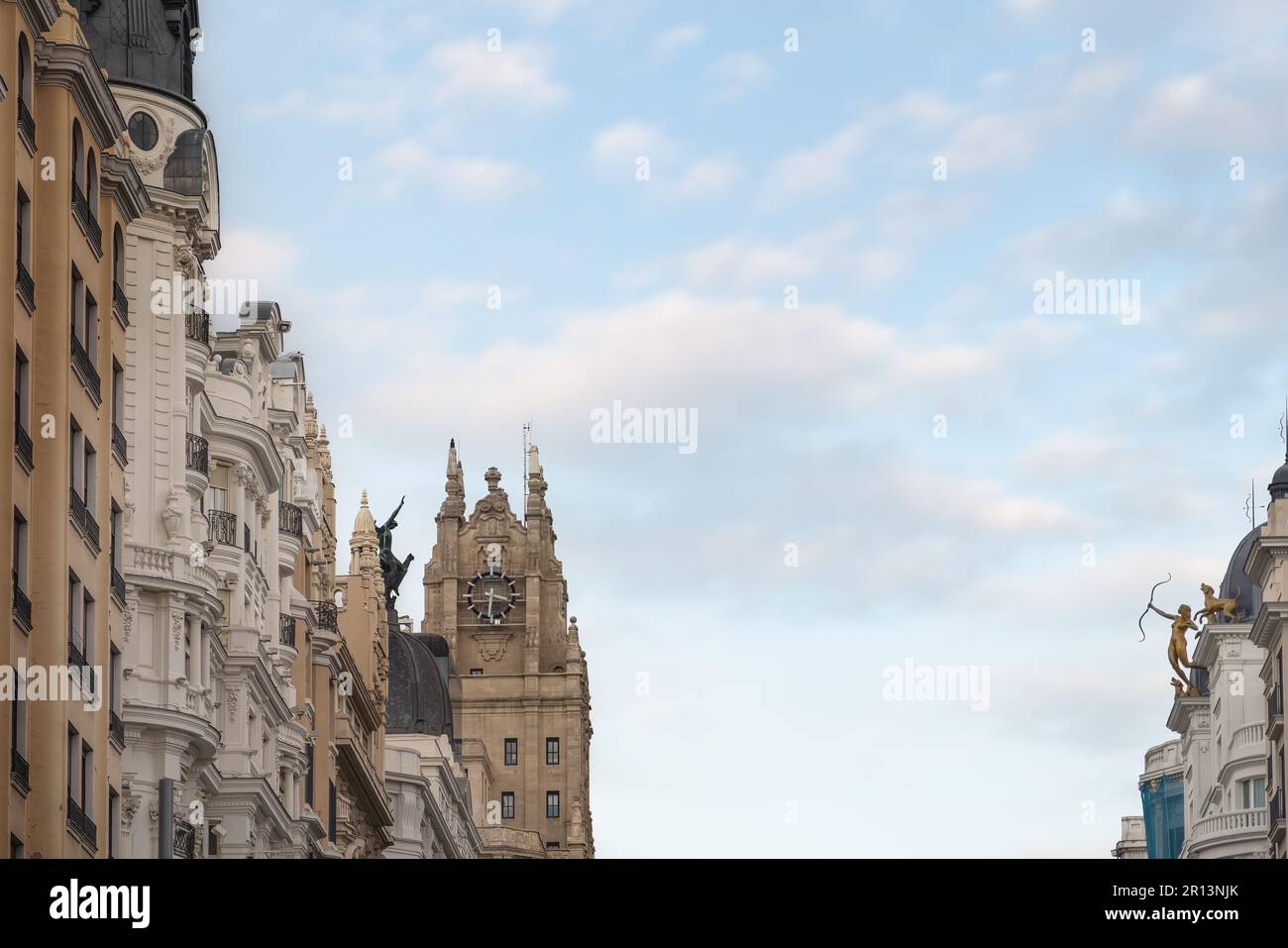Die Spitze der Gebäude in der Gran Via Street mit der Skulptur Diana die Huntress, die auf Phoenix und Endymion und das Telefonica-Gebäude gerichtet ist - Madrid, Spanien Stockfoto
