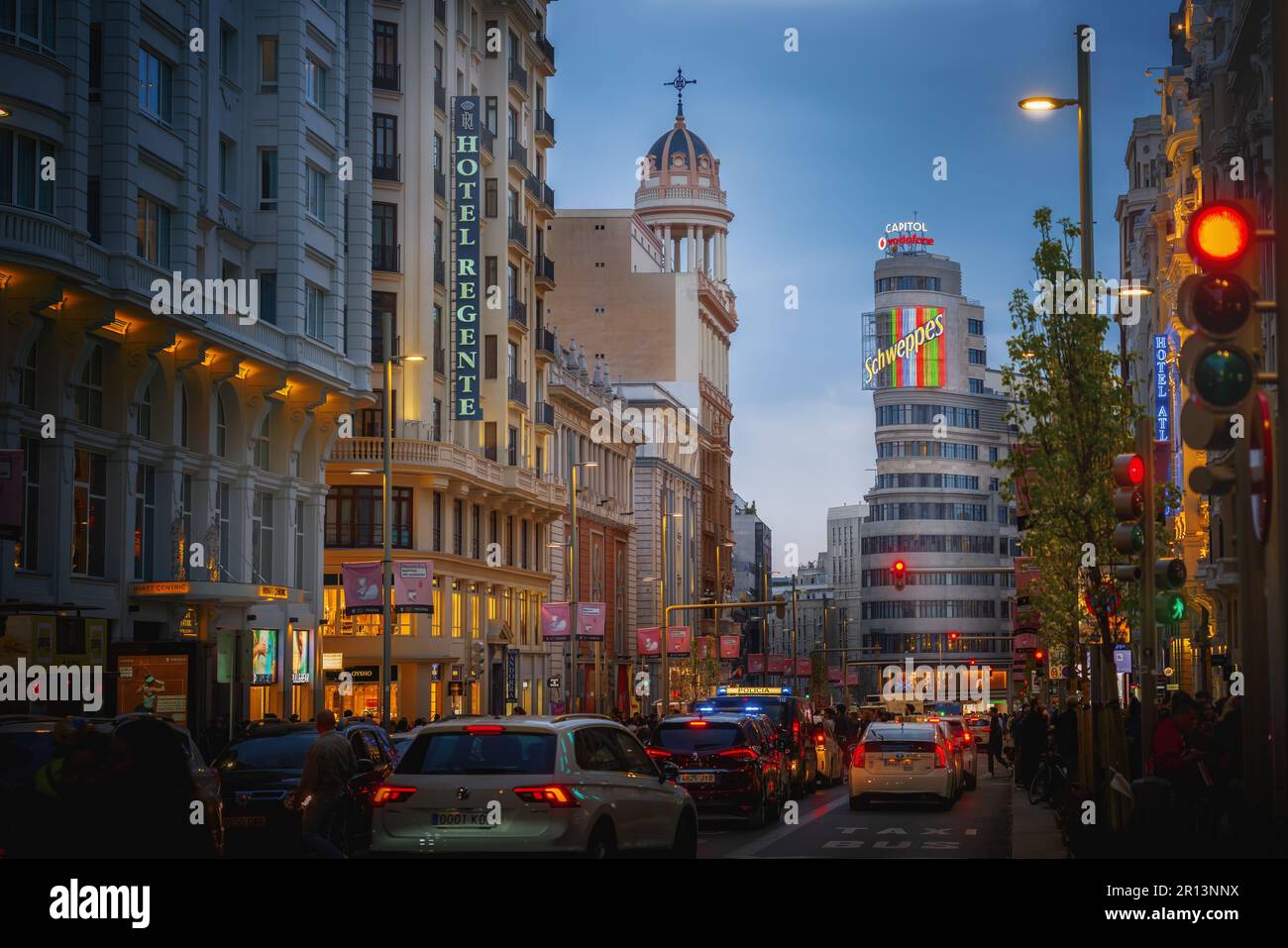 Beleuchtete Gran Via Straße mit Edificio Capitol (oder Carrion) Gebäude und Schweppes Neonschild - Madrid, Spanien Stockfoto