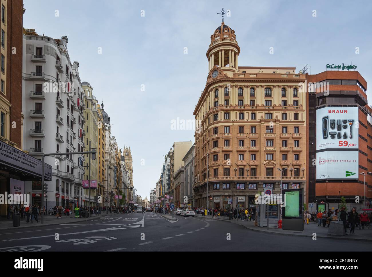 Gran Via Street und Edificio La Adriatica am Plaza de Callao Square - Madrid, Spanien Stockfoto