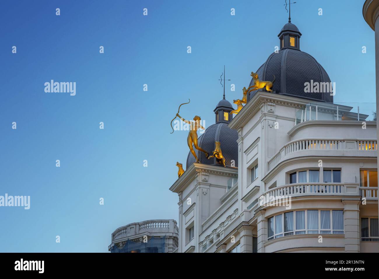 Skulptur Diana the Huntress (Diana Cazadora) auf einem Gebäude in der Gran Via Street - Skulptur von Natividad Sanchez, 2017 - Madrid, Spanien Stockfoto