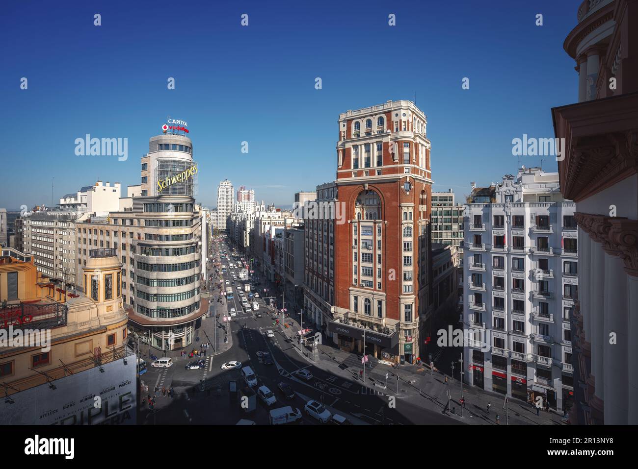 Luftaufnahme der Gran Via Straße mit Edificio Capitol (oder Carrion) und Palacio de la Prensa - Madrid, Spanien Stockfoto