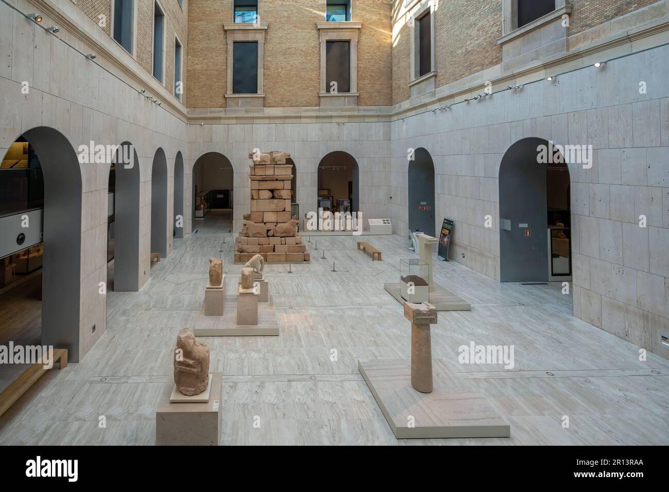 Innenansicht des Archäologischen Nationalmuseums mit dem iberischen Mausoleum von Pozo Moro - Madrid, Spanien Stockfoto