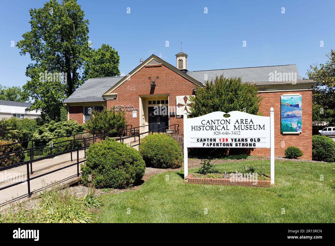 CANTON, NC, USA-4. MAI 2023: Canton Area Historical Museum, Gebäude und Schild. Stockfoto