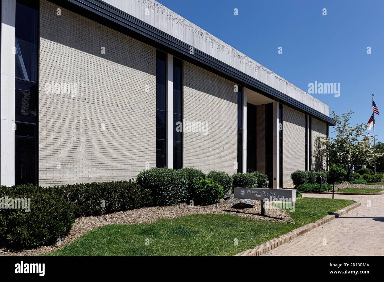 CANTON, NC, USA-4. MAI 2023: William G. Stamey Municipal Building und Schild. Stockfoto