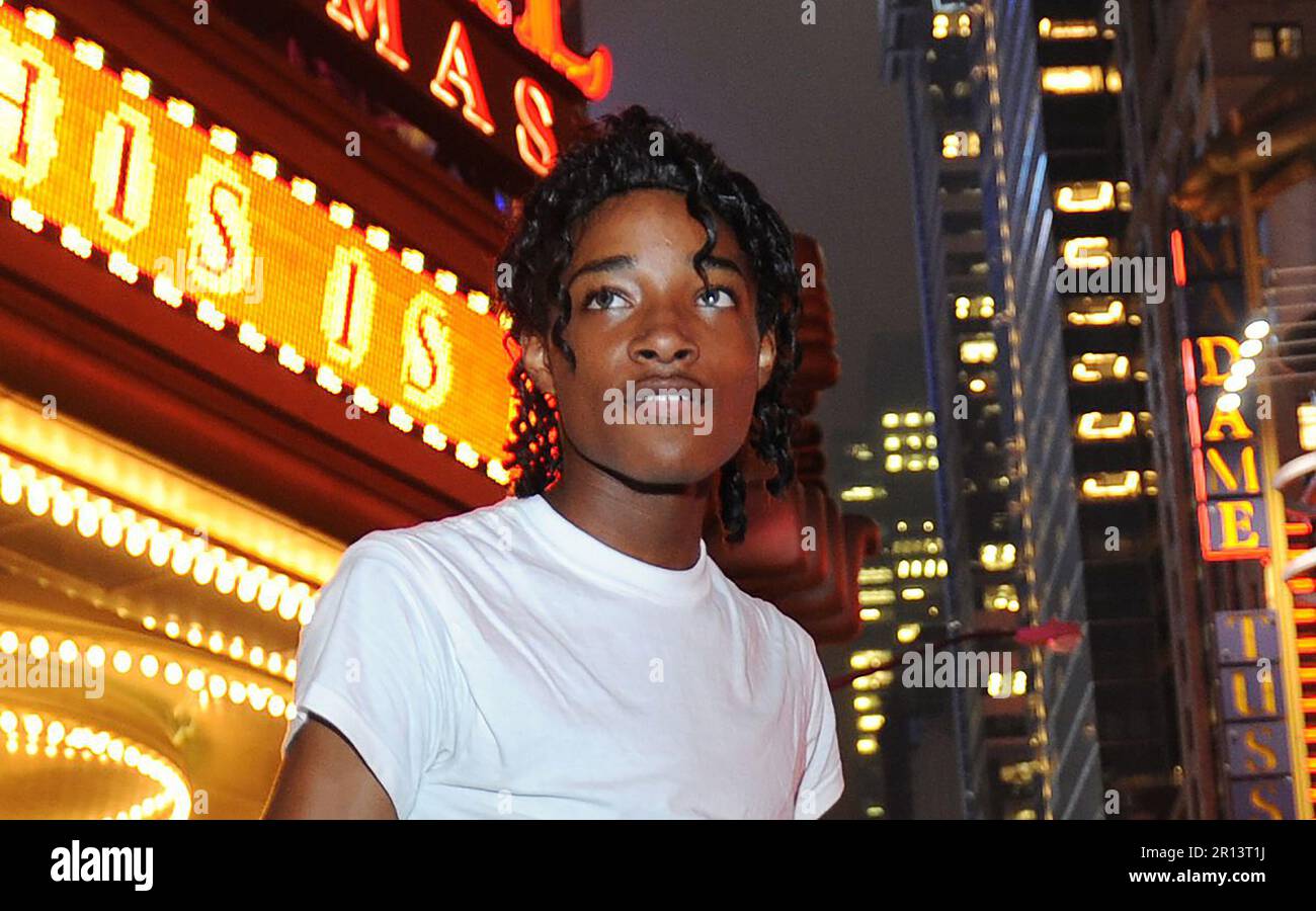 Jordan Neely wird vor dem Michael Jackson Film „This is IT“ vor den Regal Cinemas an der 8. Ave. Und 42. St. am Times Square, New York, im Jahr 2009 abgebildet. (Foto: Andrew Savulich/New York Daily News/TNS/Sipa USA) Guthaben: SIPA USA/Alamy Live News Stockfoto