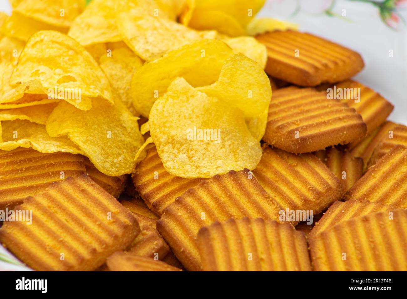 Süße Kekse und Kartoffelchips Stockfoto