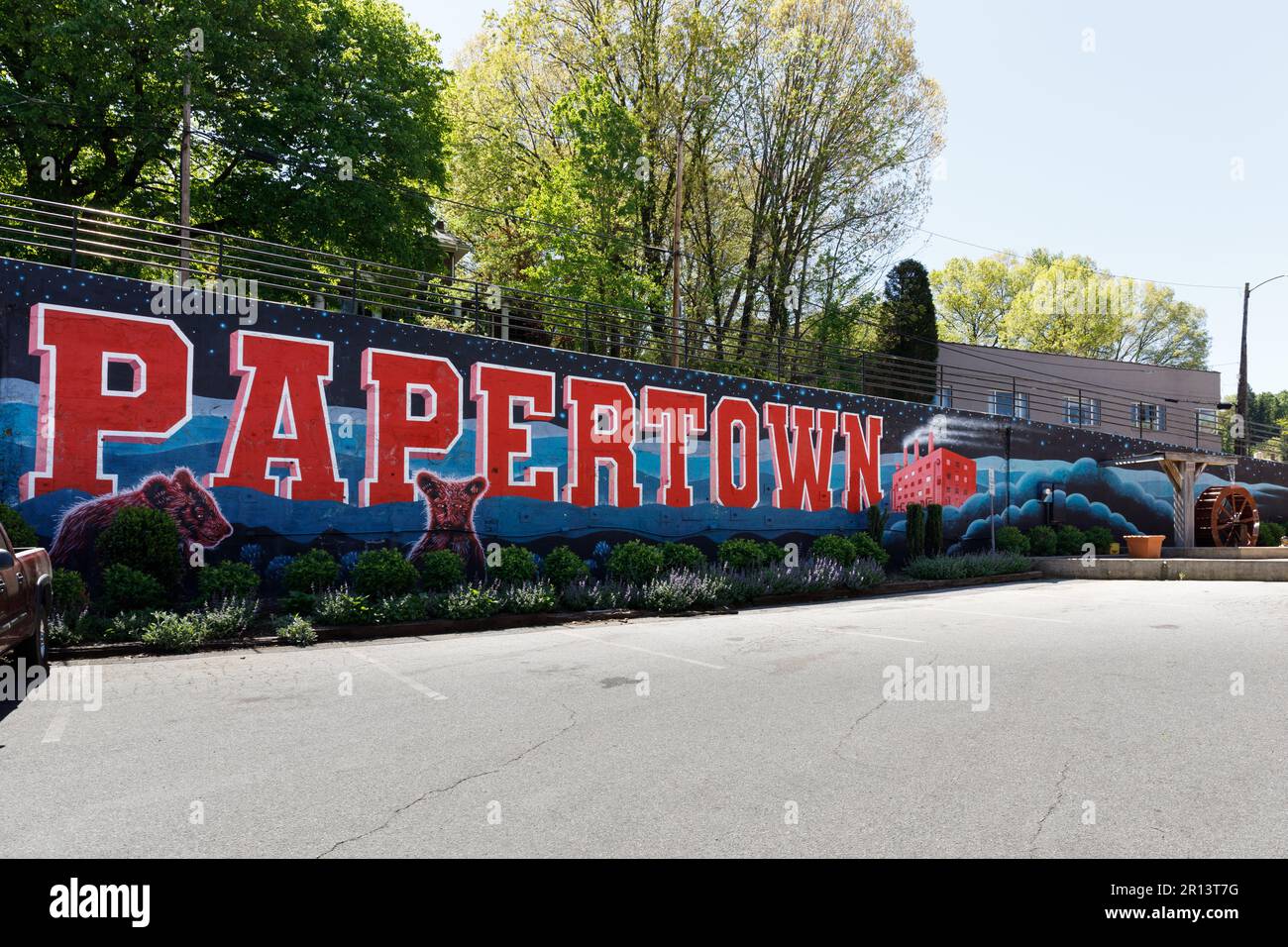 CANTON, NC, USA-4. MAI 2023: Stadtparkplatz mit Wandgemälde „Papertown“ an einer Backsteinwand. Stockfoto