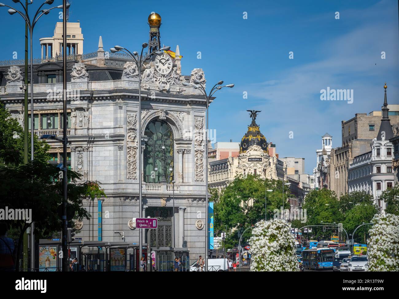 Calle de Alcala mit Bank of Spain (Banco de España) und Metropolis-Gebäude - Madrid, Spanien Stockfoto