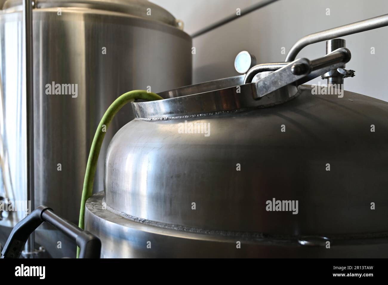 Nahaufnahme einer Craft-Brauerei Brite (Bright) Tank während der Reinigung. Stockfoto