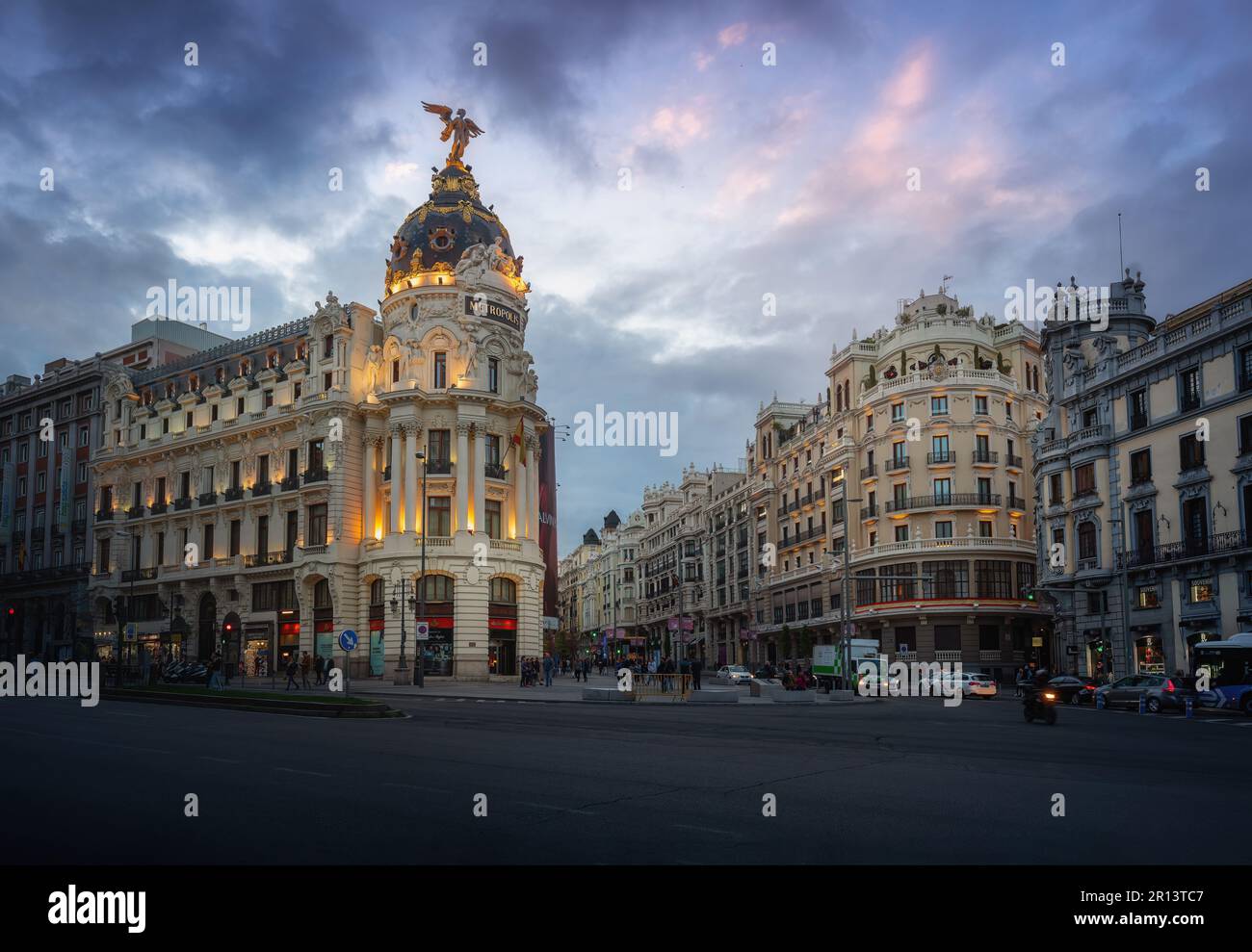 Edificio Metropolis Building bei Sonnenuntergang in der Calle de Alcala und Gran Via Street - Madrid, Spanien Stockfoto
