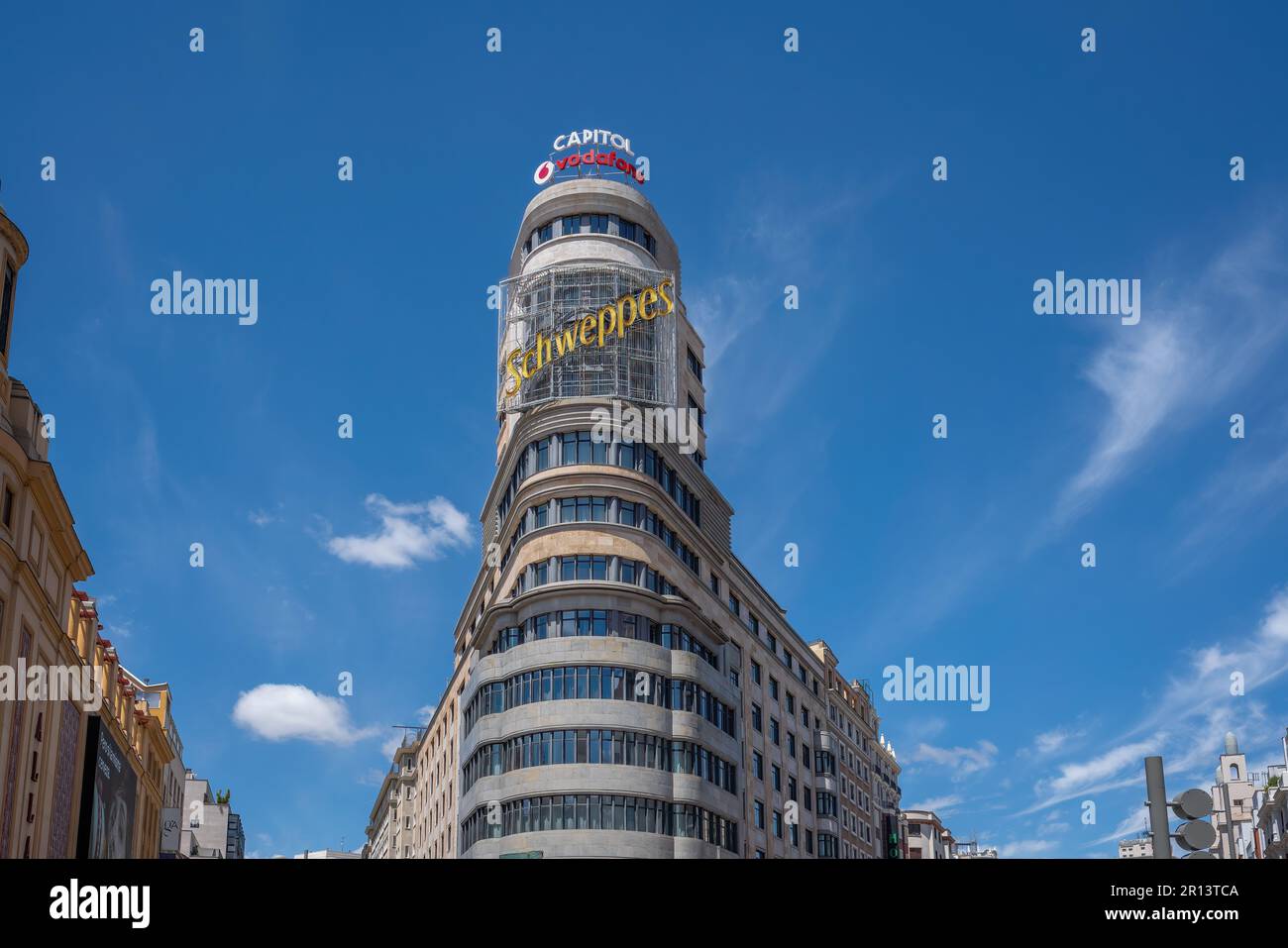 Edificio Capitol (oder Carrion) Gebäude mit berühmtem Schweppes Schild an der Gran Via Straße - Madrid, Spanien Stockfoto